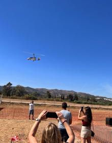Imagen secundaria 2 - El &#039;hombre pájaro&#039; sobrevuela el aeródromo de la Axarquía