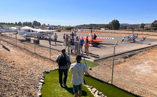 Imagen principal - El &#039;hombre pájaro&#039; sobrevuela el aeródromo de la Axarquía