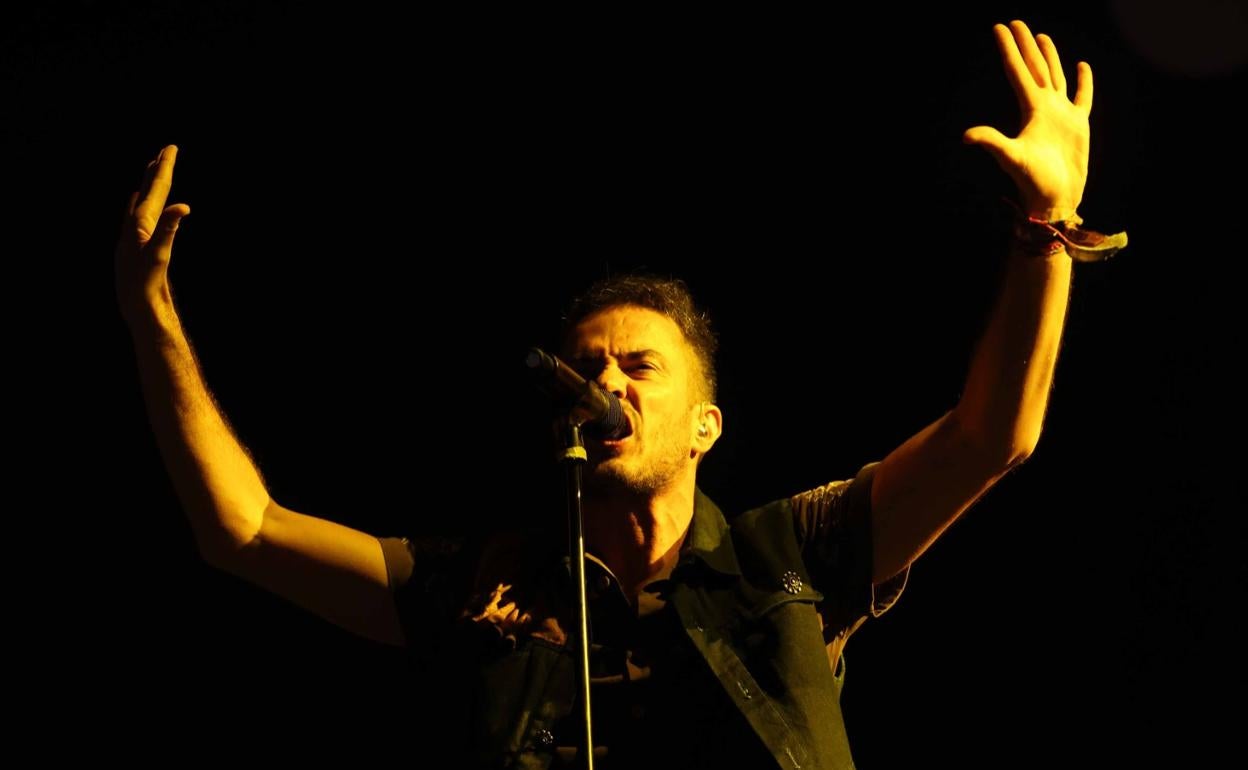 El cantante Juan Pedro Martín, durante el concierto de anoche. 