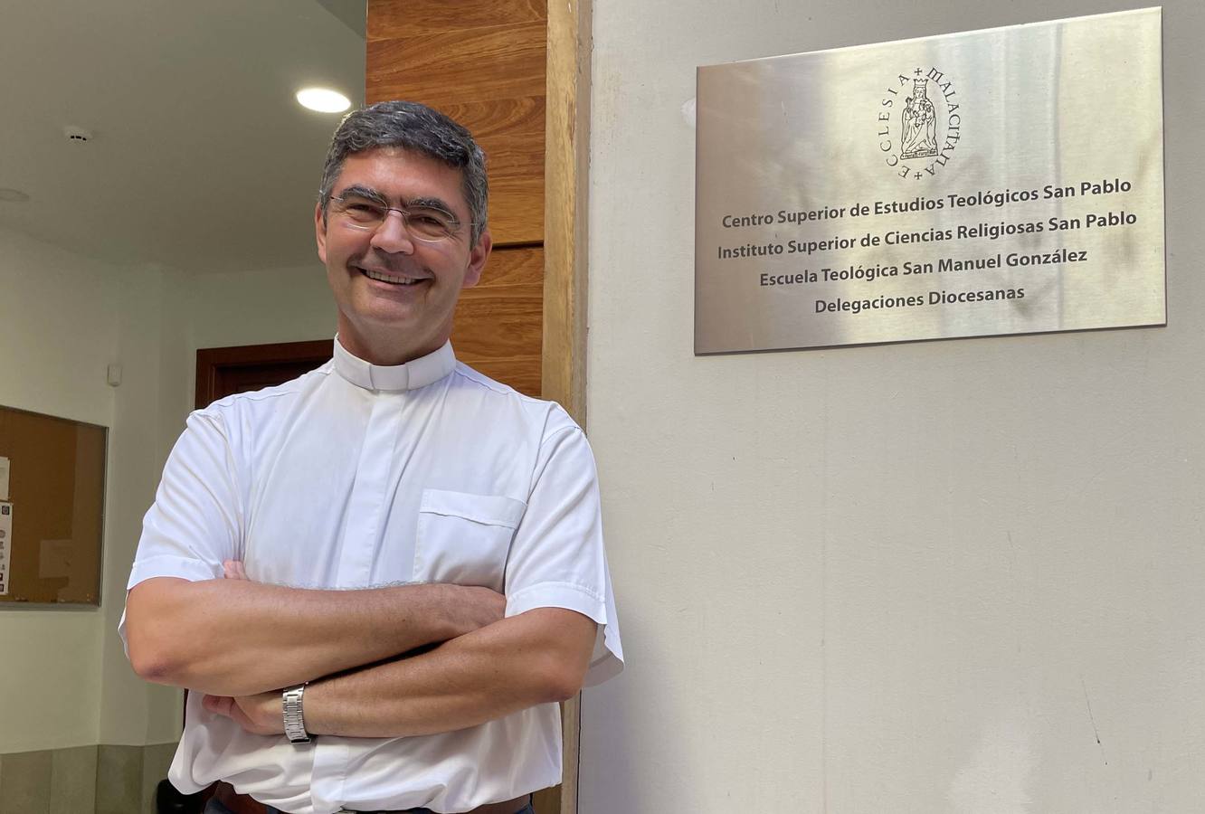 José Emilio Cabra, ante la sede de los centros teológicos diocesanos, en el antiguo convento del Cister. 