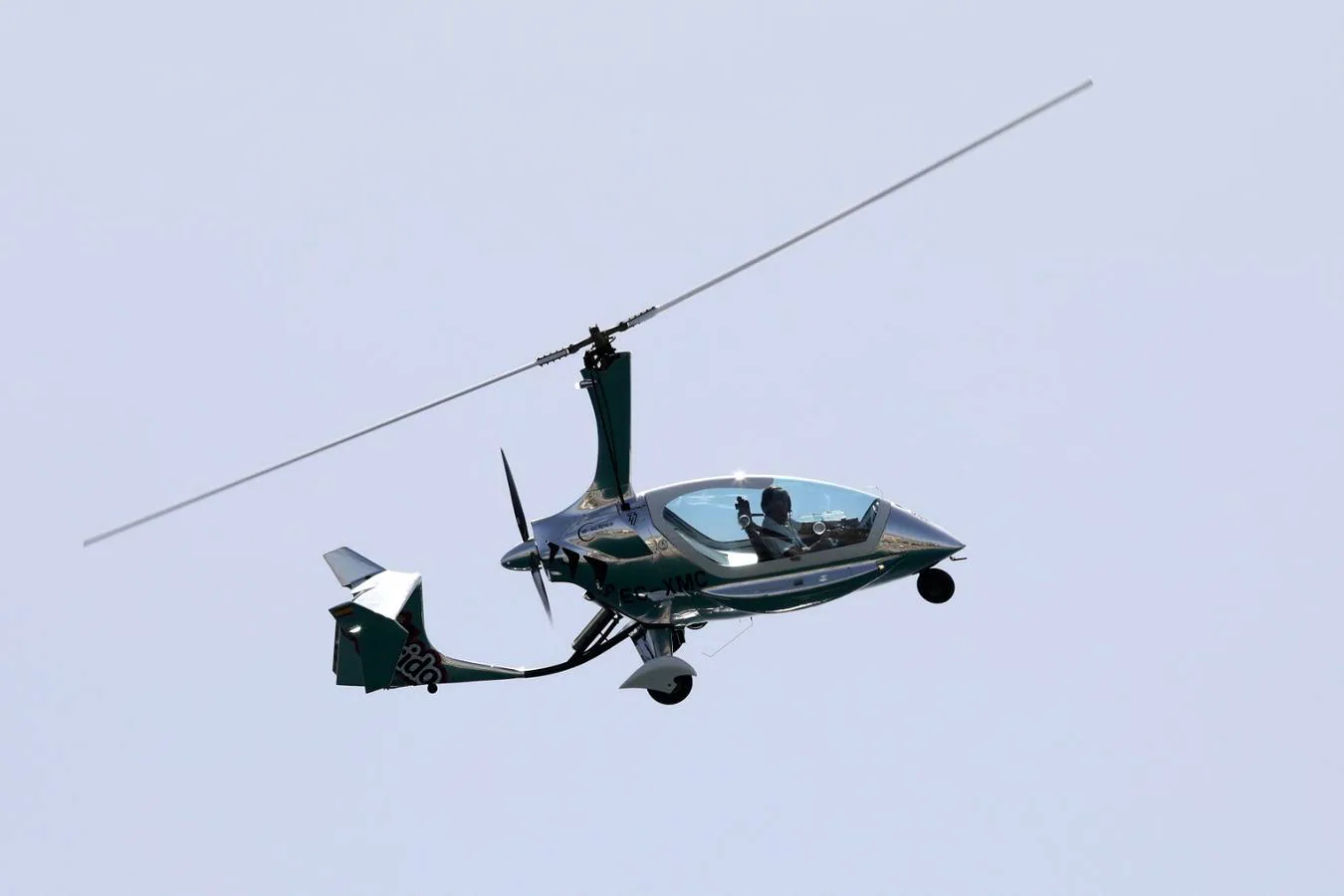 Desde primera hora de la mañana la playa ya estaba llena de amantes de la cultura aeronáutica para coger sitio y presenciar lo que ya se reconoce como uno de los mejores festivales aéreos de Europa. Uno de los espectáculos que ha suscitado mayor expectación ha sido el conocido como 'dron humano' de Gravity Industries. 