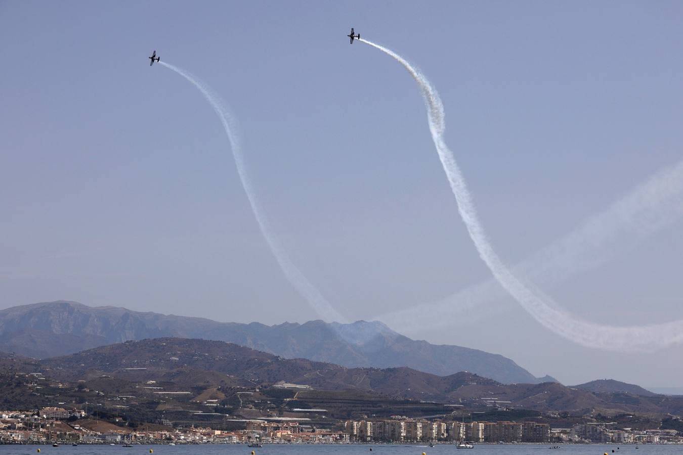 Desde primera hora de la mañana la playa ya estaba llena de amantes de la cultura aeronáutica para coger sitio y presenciar lo que ya se reconoce como uno de los mejores festivales aéreos de Europa. Uno de los espectáculos que ha suscitado mayor expectación ha sido el conocido como 'dron humano' de Gravity Industries. 