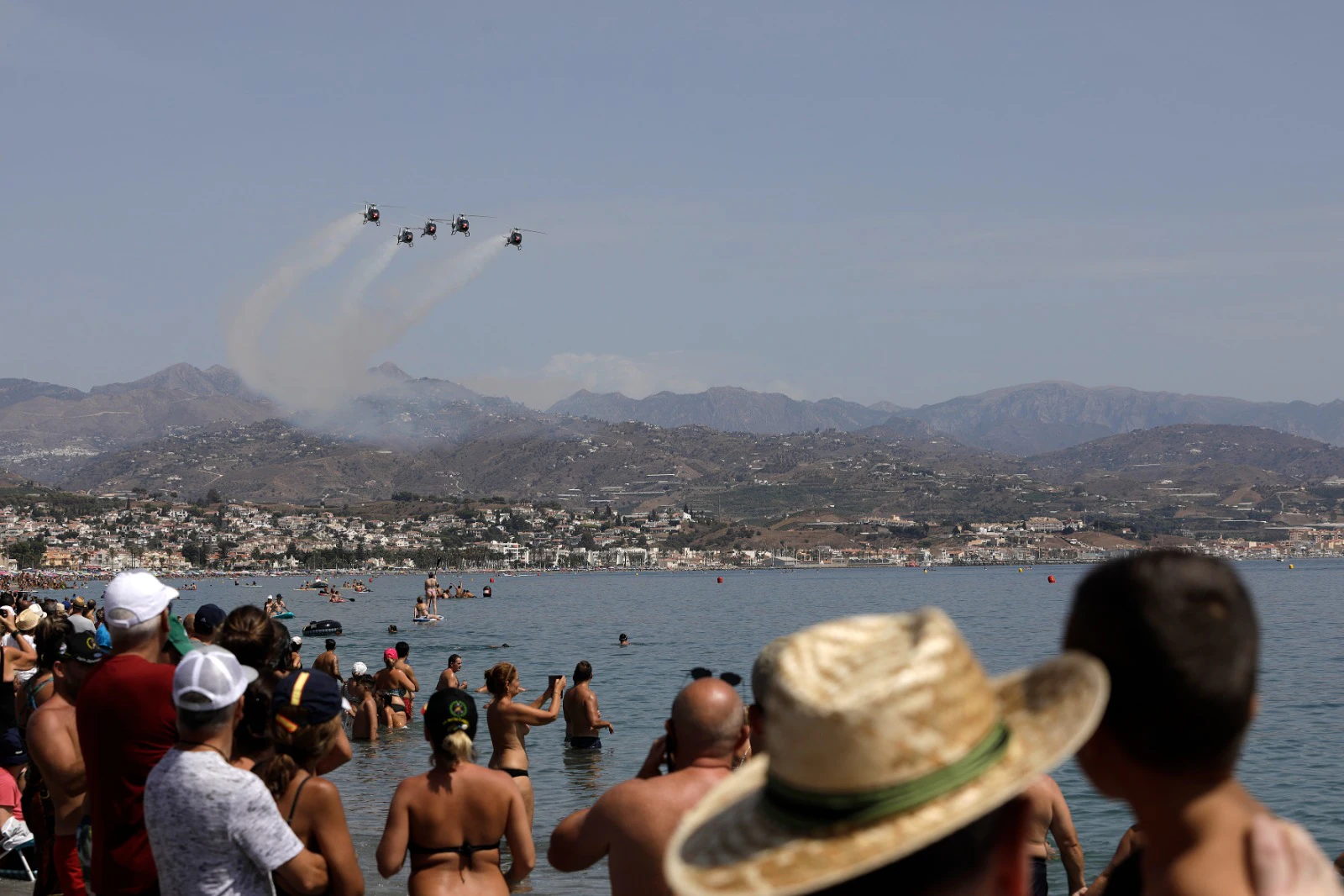 Desde primera hora de la mañana la playa ya estaba llena de amantes de la cultura aeronáutica para coger sitio y presenciar lo que ya se reconoce como uno de los mejores festivales aéreos de Europa. Uno de los espectáculos que ha suscitado mayor expectación ha sido el conocido como 'dron humano' de Gravity Industries. 