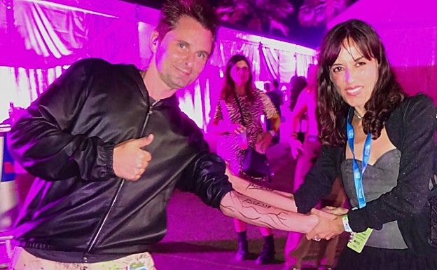 Matt Bellamy y Paula Meliveo, con el tatuaje, antes de salir al escenario de Andalucía Big Festival. 