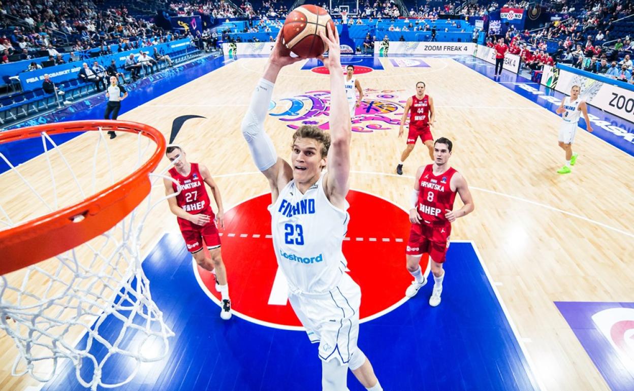 Markkanen machaca la canasta de Croacia. 