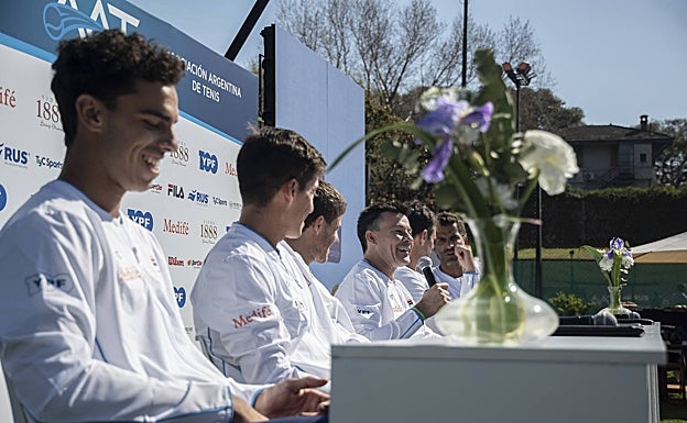 El equipo argentino, en una rueda de prensa en Bolonia. 