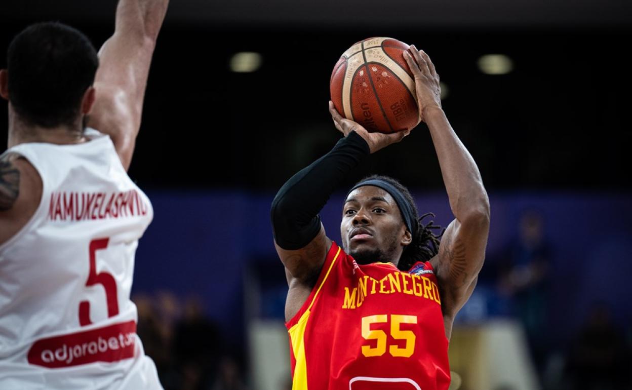 Perry lanza a canasta en un partido del Eurobasket. 