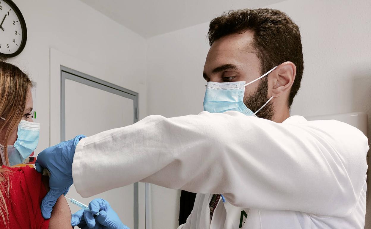 Un enfermero pone la vacuna Hipra en el Hospital Regional de Málaga. 