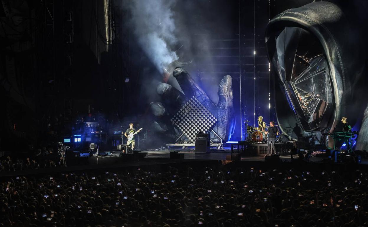Muse ofreció un espectáculo incontestable que reunió a miles de personas frente al escenario principal del recinto ferial. 