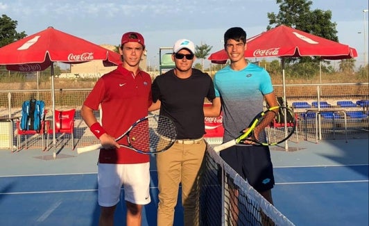 Tote Domínguez, junto a Carlos Alcaraz antes del partido que jugaron en 2018. 