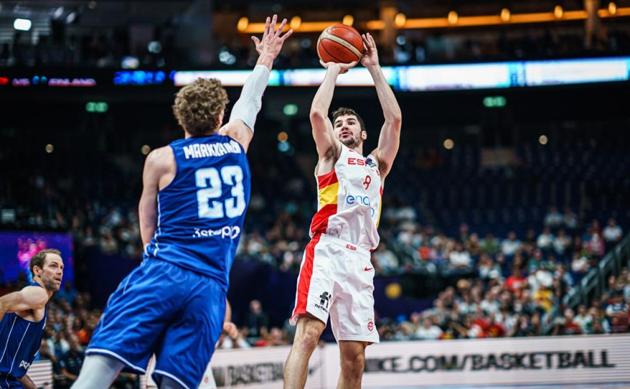 Darío Brizuela ejecuta uno de los triples que logró en el partido. 