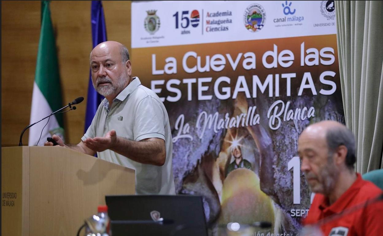 El profesor Juan José Durán Valsero, durante su conferencia, junto al espeleólogo José Enrique Sánchez. 