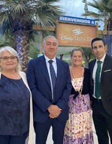 Imagen secundaria 2 - En la primera foto, Rosa Villena, María José Rico, Menchu Serrano, Ana Puga, Leonor García-Agua e Ignacio Carmona. En la segunda, Manolo González, Gustavo Yacobucci, Tamara Simón y Gabriel Bucher, del 'stand' Emerald Spanic.. En la última, Renée Kachler, Antonio Díaz, Julia Álvarez de Toledo y Manuel Lara. 