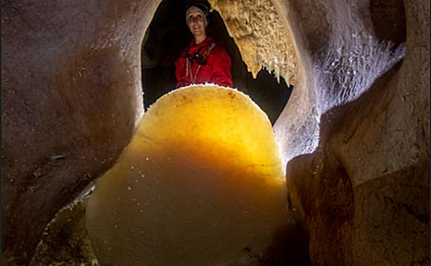Imagen principal - En la primera foto, estegamita, la más valiosa de la cueva, que ha sido rota (segunda foto) tras el estudio, según los autores del informe. En la tercera imagen, un disco de un tamaño inédito en la Península Ibérica. 