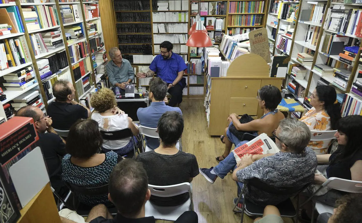 José Antonio Garriga Vela y Eduardo Ruiz Sosa, ayer ante el concurrido aforo de la librería Áncora. francis silva