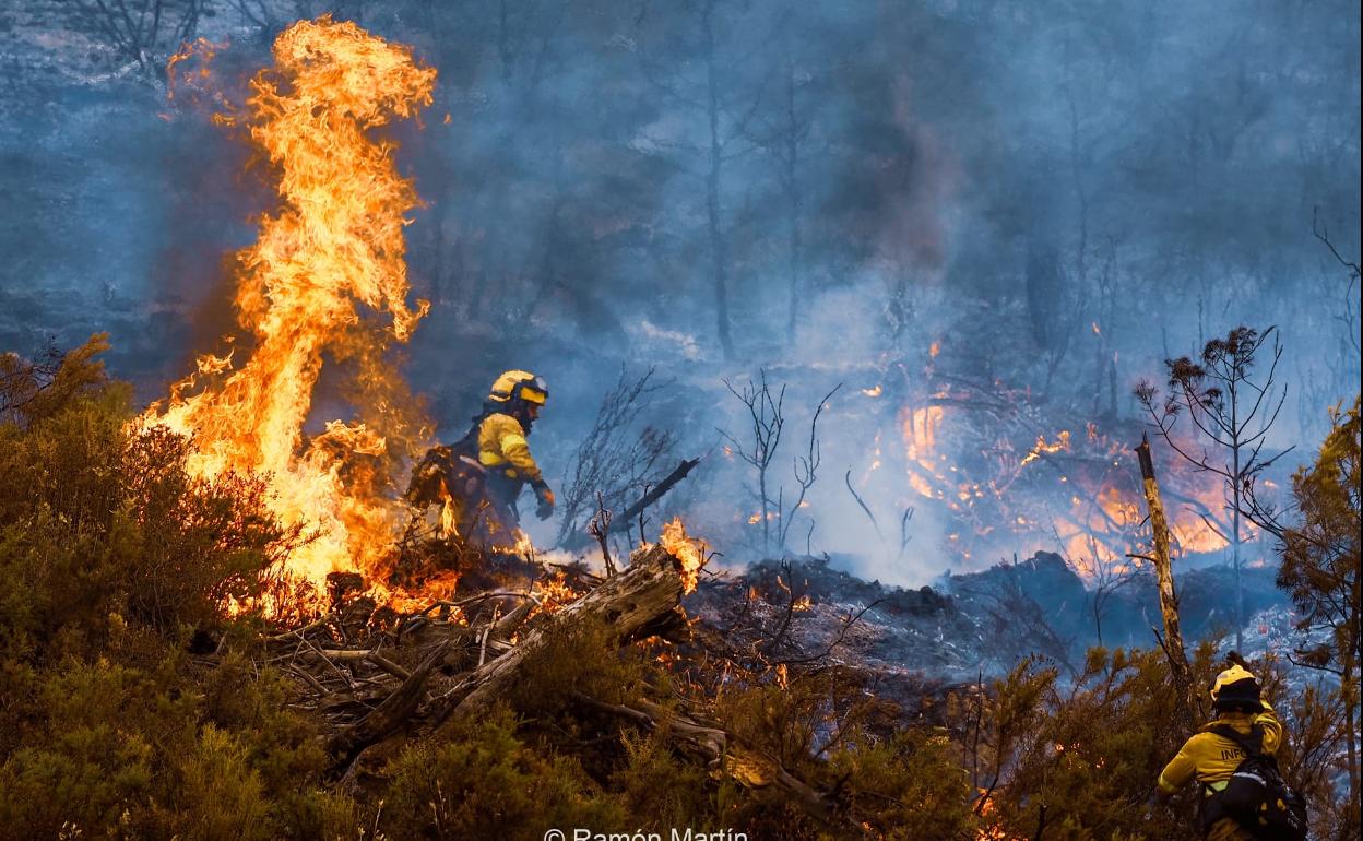 El trabajo en el incendio forestal ha sido incesante