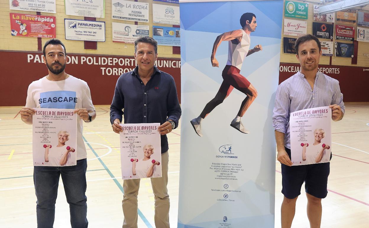 Acto de presentación de la programación deportiva para mayores en el pabellón cubierto de Torrox. 