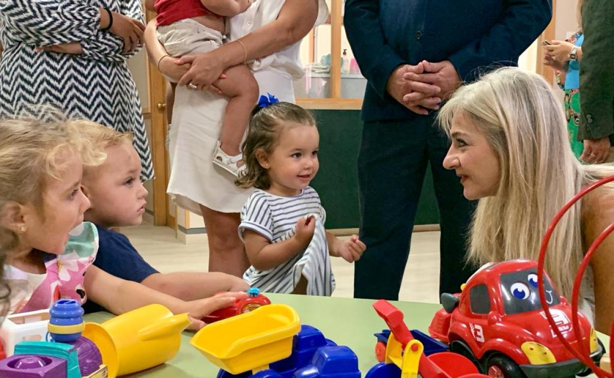 La consejera de Desarrollo Educativo, Patricia del Pozo, en la inauguración del curso en Infantil en una escuela de Carmona. 