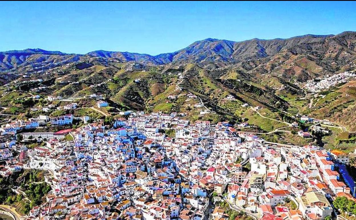 Vista aérea del casco urbano de Almáchar, con El Borge al fondo. 