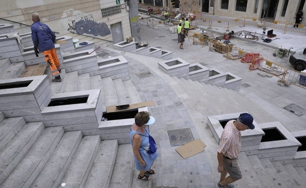 Nuevos maceteros construidos en la escalinata. 