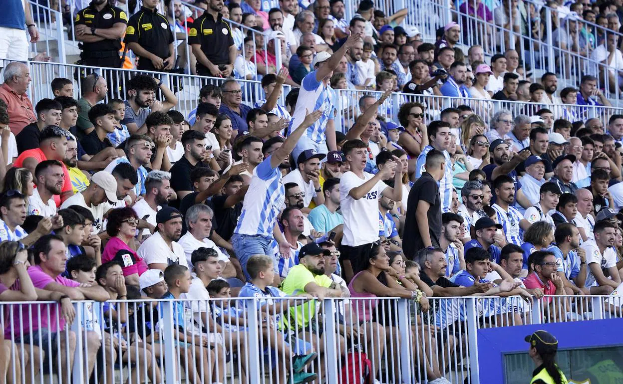 Algunos seguidores malaguistas muestran contrariedad en el último partido de La Rosaleda, ante el Albacete. 
