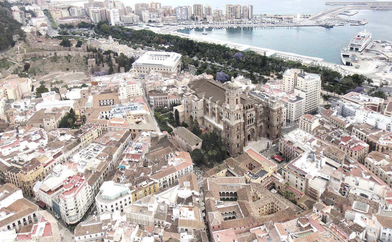 Recreación de la Catedral con el tejado a dos aguas proyectado por los arquitectos Juan Manuel Sánchez La Chica y Adolfo de la Torre Prieto. 