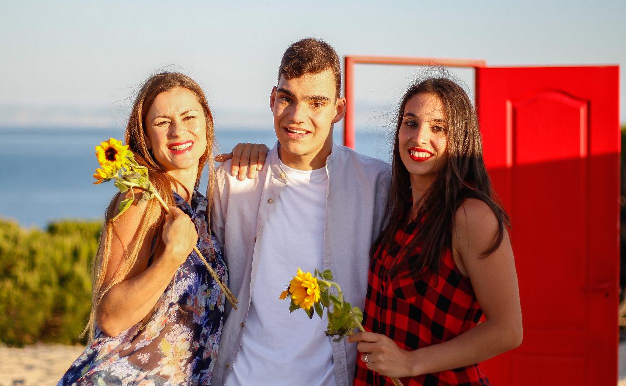 El joven cantante veleño, en la grabación del videoclip de su nuevo 'single' en tierras gaditanas este verano. 