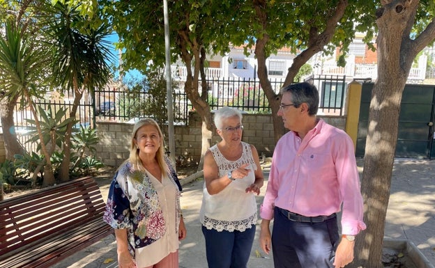 El alcalde rinconero, Francisco Salado, en la visita a uno de los colegios del municipio. 