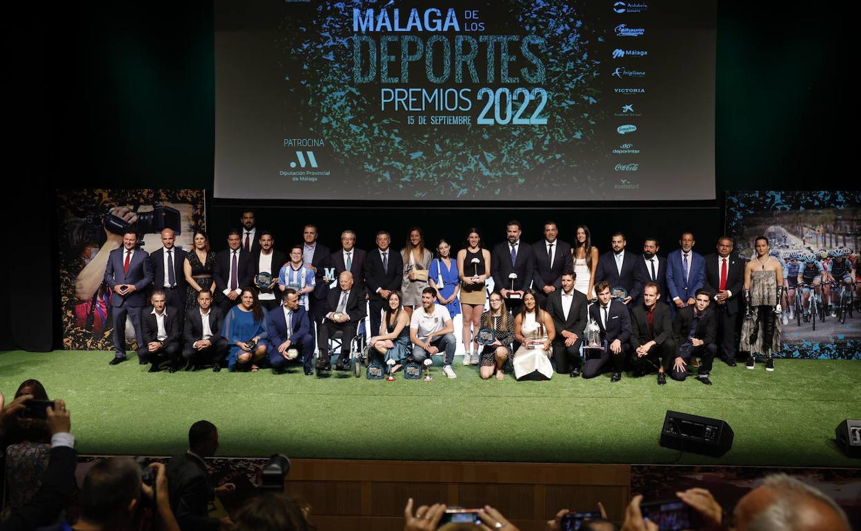 Foto de familia con los premiados en la gala, celebrada en el Auditorio Edgar Neville de la Diputación. 