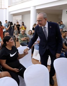 Imagen secundaria 2 - El alcalde, Francisco de la Torre, ha ido entregando las llaves a las 16 familias. 