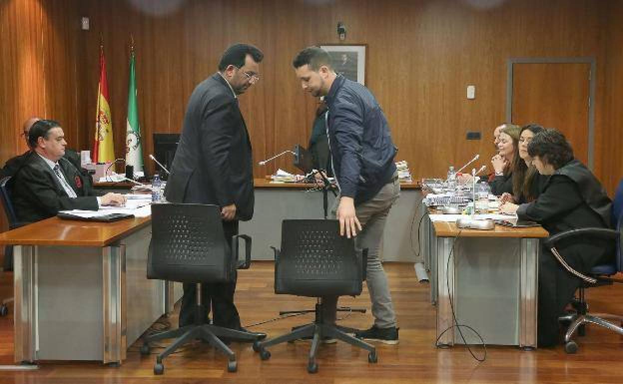 Al-Thani, junto a su traductor en la Ciudad de la Justicia en su declaración por el 'caso BlueBay'. 