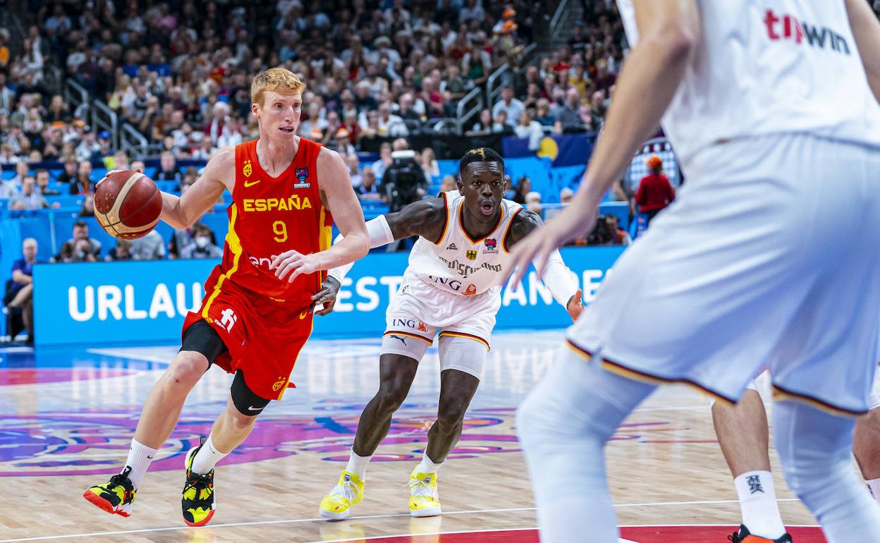 Alberto Díaz, el viernes en una posesión defendida por Schröder. 