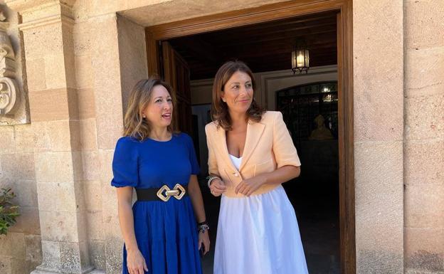 Navarro, a la izquierda, y Fernández, ayer, en el Ayuntamiento de Ronda. 