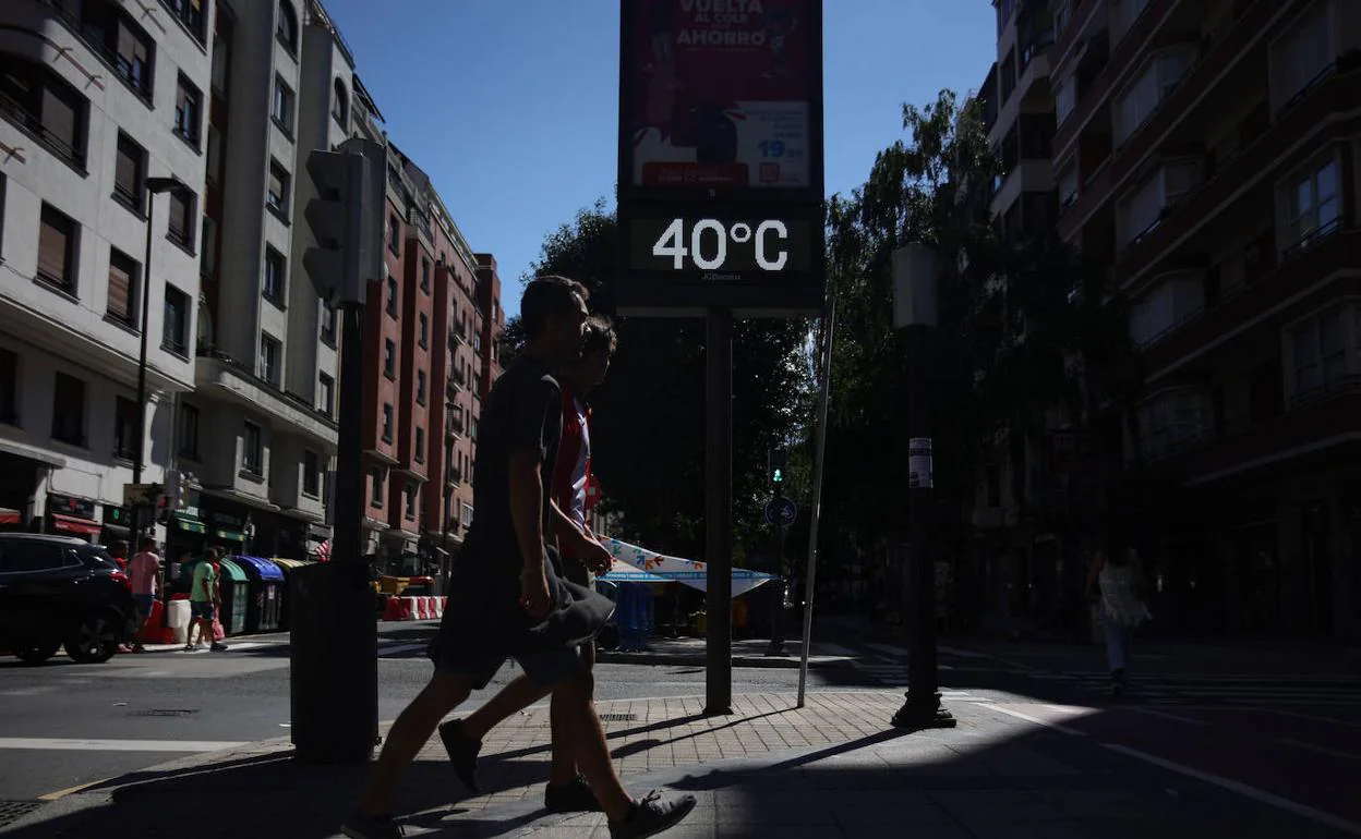Un termómetro marca 40 grados en Bilbao.