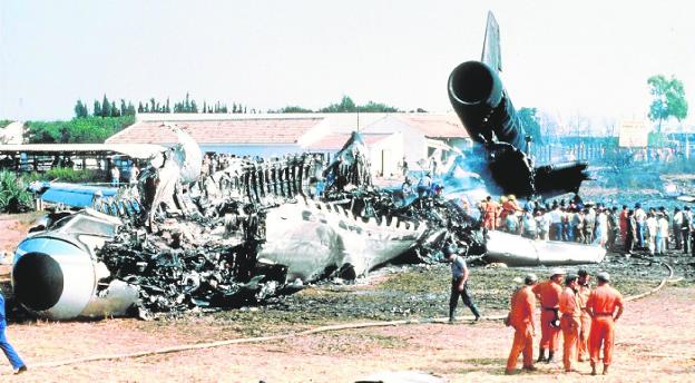 Obsérvese la cantidad de persionas congregadas alrededor del avión siniestrado horas después del accidente. 