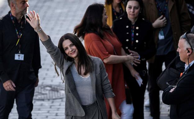 Binoche saluda al público a su llegada al Festival de San Sebastián.