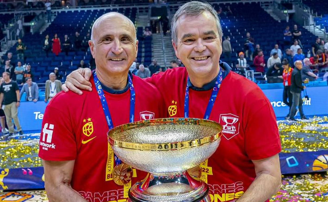 Enrique Salinas y Ángel Sánchez Cañete, prepador físico y segundo entrenador de la selección. 