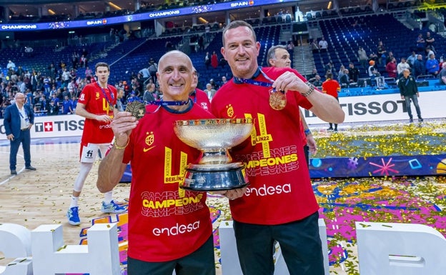 Enrique Salinas y Carlos Salas posan con sus medallas y la copa de campones. 