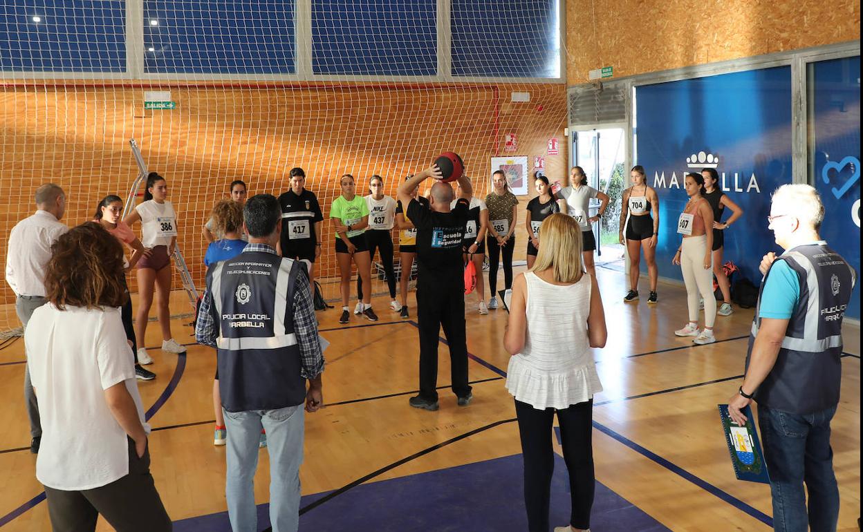 Un momento de las pruebas físicas para las oposiciones a Policía Local, en Marbella.