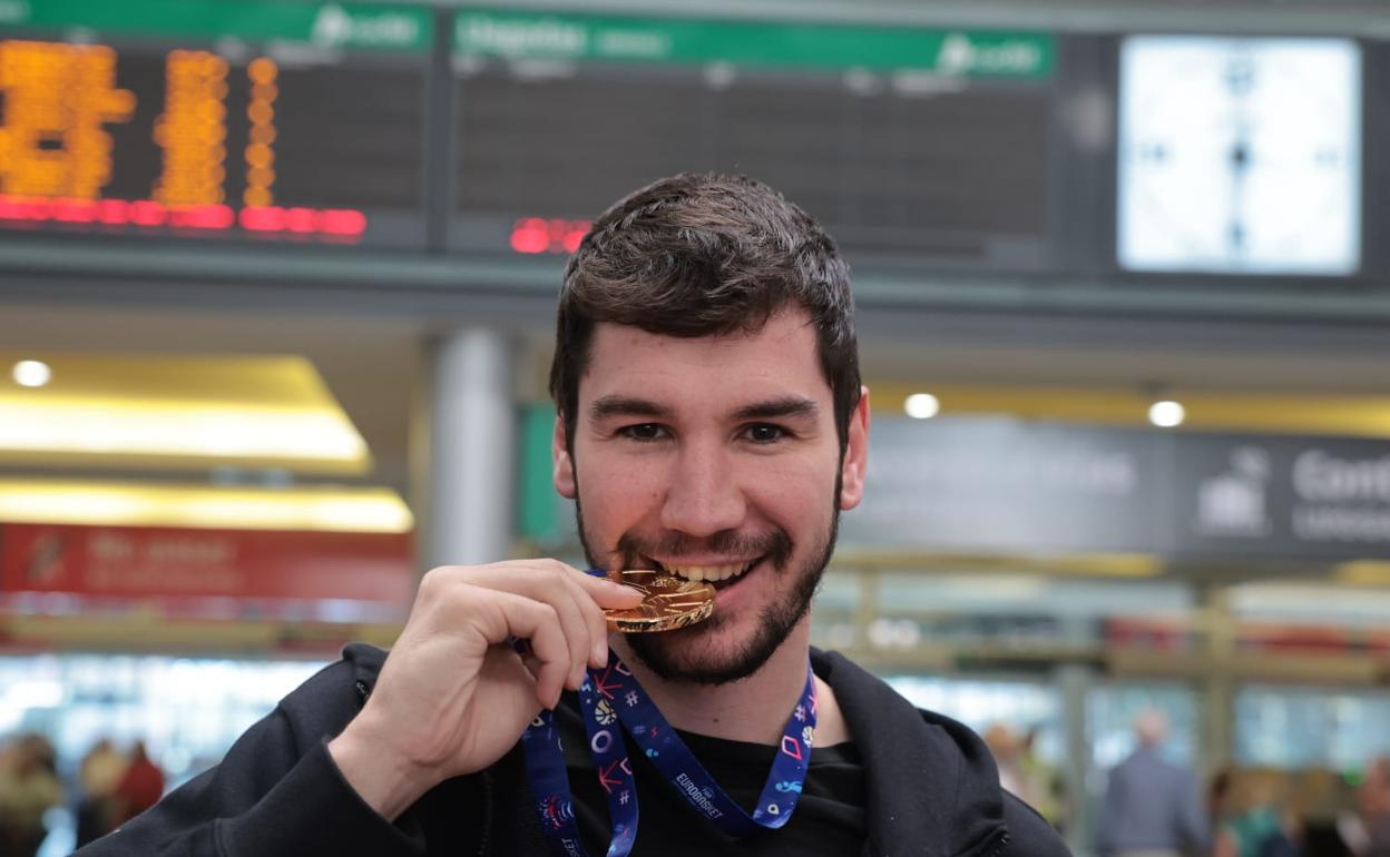 Darío Brizuela muerde la medalla de oro conseguida en Berlín en el Eurobasket. 