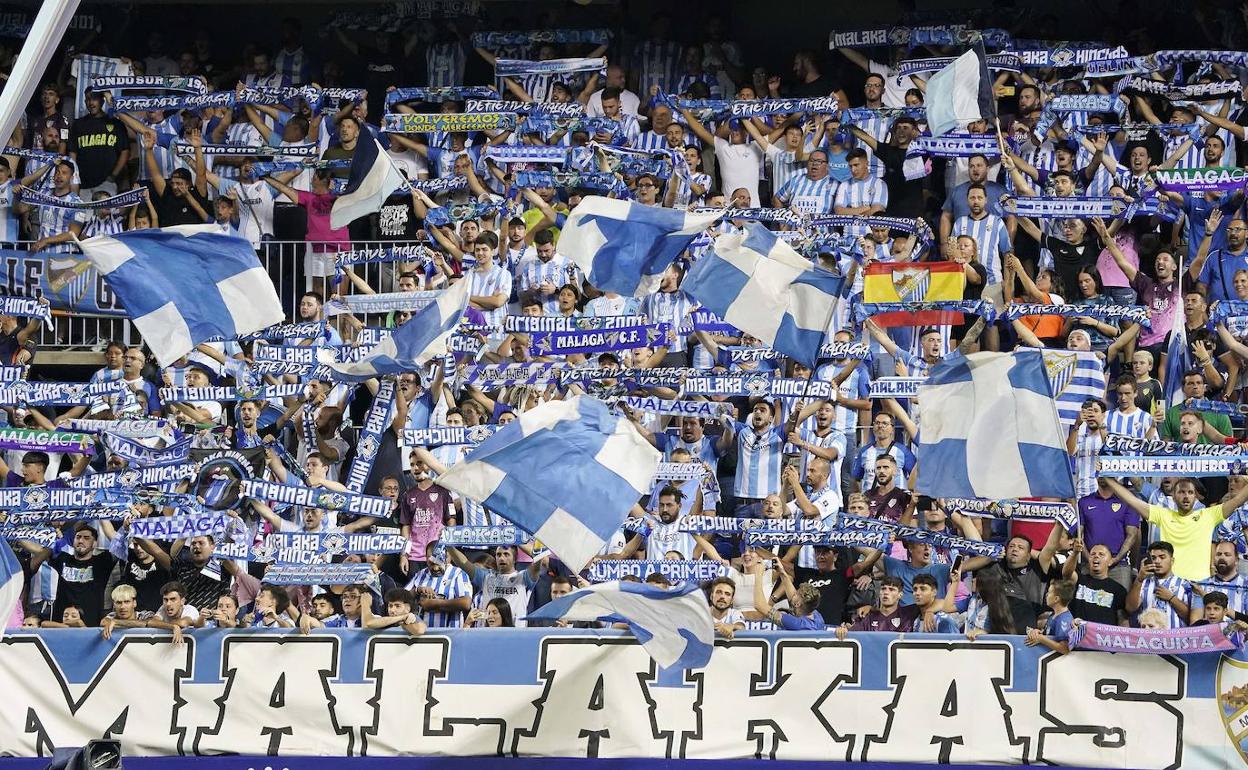 Los aficionados de la Grada de Animación, en un partido de esta campaña en La Rosaleda. 