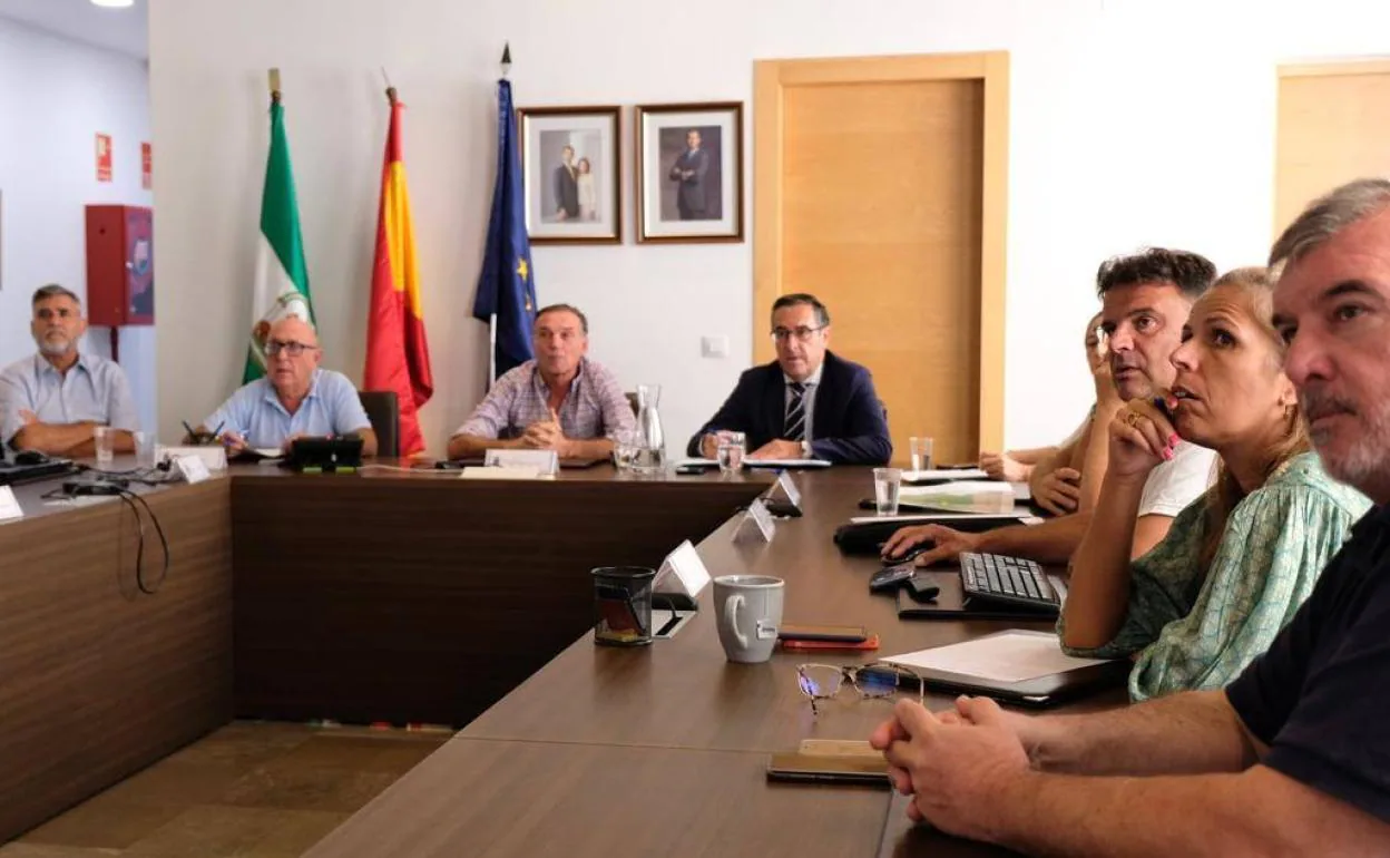 Reunión en el Ayuntamiento de Benahavís celebrada este martes para abordar las carencias en materia educativa de la localidad. 