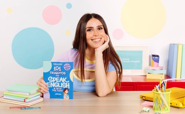 María Speaks English con su libro sobre 'truquitos' para aprender inglés. 