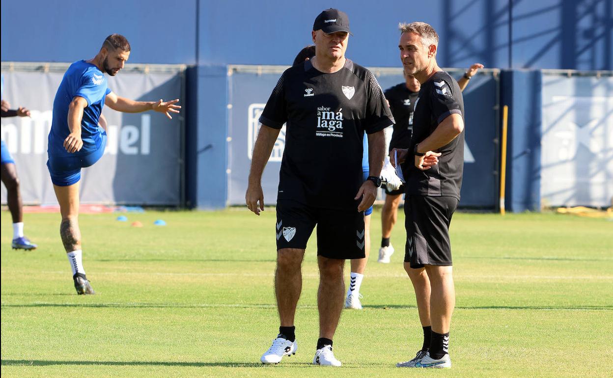 Pepe Mel conversa con Nacho durante el entrenamiento de este jueves. 