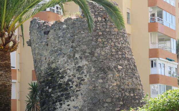 La Torre Ladeá , en Algarrobo Costa, llama la atención por estar claramente inclinada 