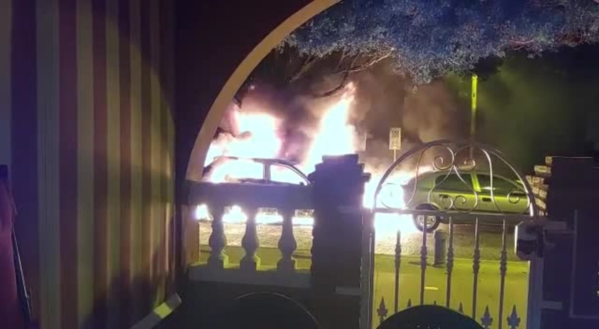 El incendio de un coche en El Palo en Málaga sobresalta de madrugada a los vecinos