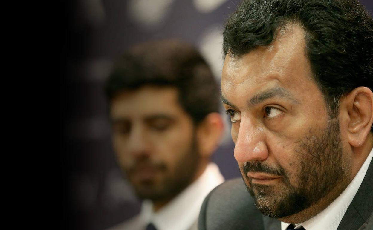 Al-Thani, junto a uno de sus hijos, en una comparecencia. 