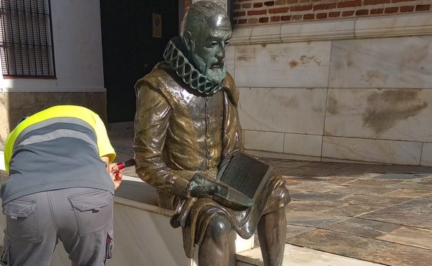 La escultura de José Casamayor, tras los trabajos de limpieza de Althenia, este viernes. 