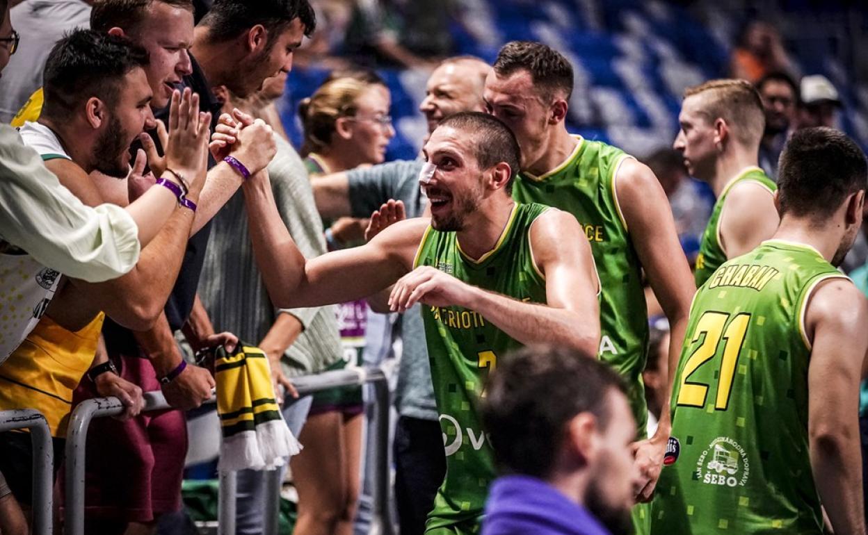 Los jugadores eslovacos celebran el triunfo con sus aficionados. 