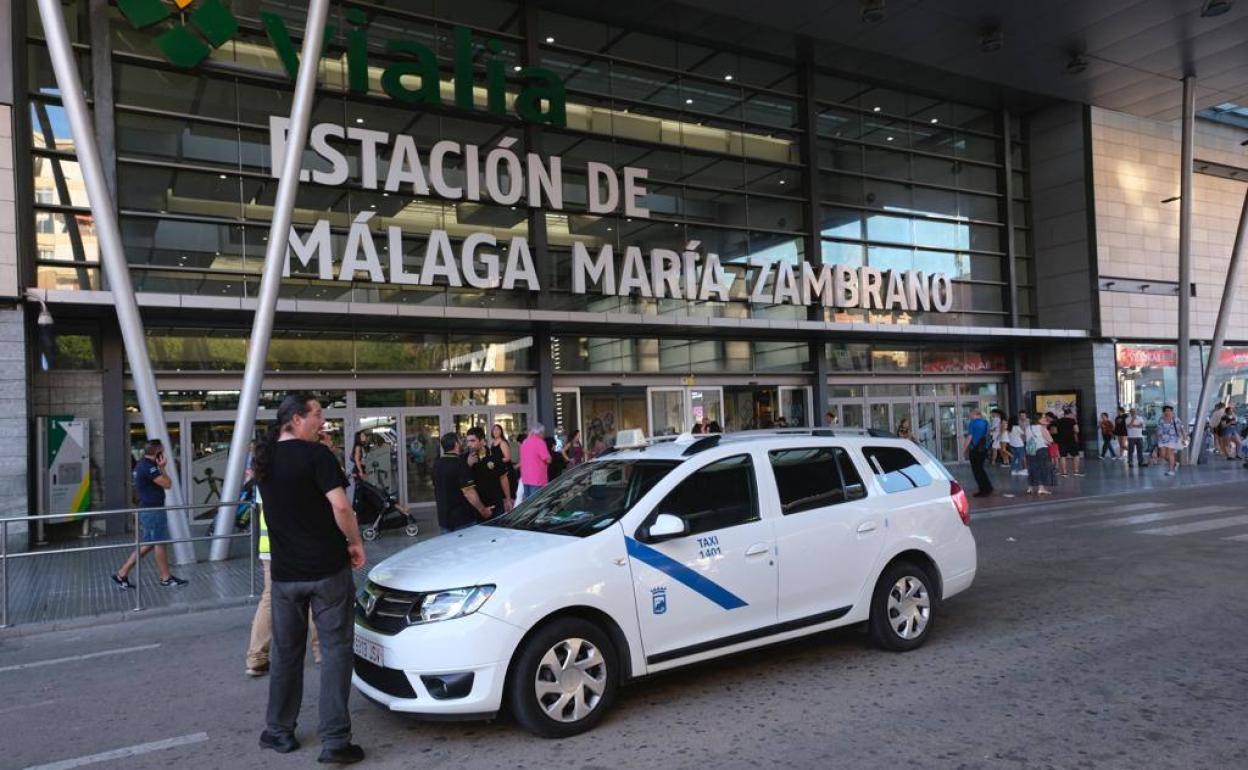 Escasez de taxis este viernes en Vialia- Estación María Zambrano por la tarde. 